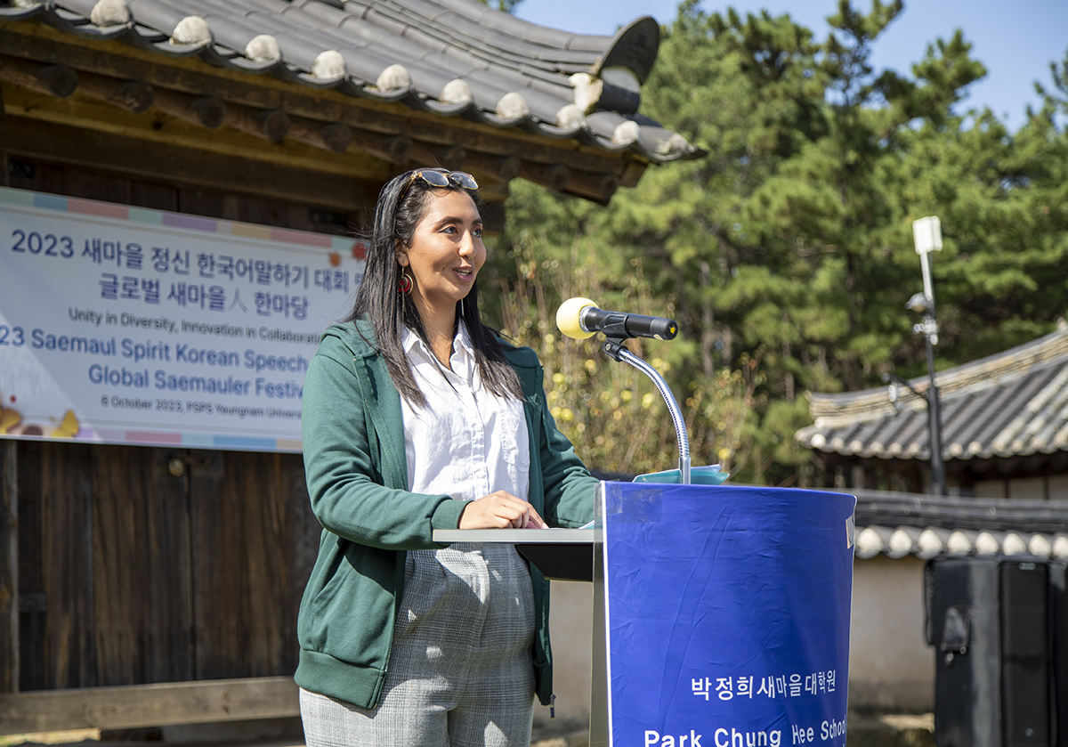 의류, 야외, 사람, 나무이(가) 표시된 사진

자동 생성된 설명